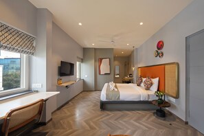 Ropa de cama de alta calidad y caja de seguridad en la habitación