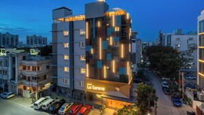 Ein mehrgeschossiges Hotel mit modernem Design, mit einem gut sichtbaren Schild für 'Hotel La Serene'.