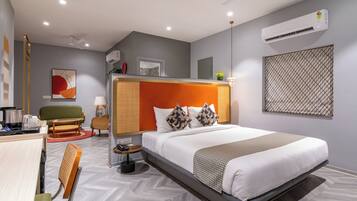 Ropa de cama de alta calidad y caja de seguridad en la habitación