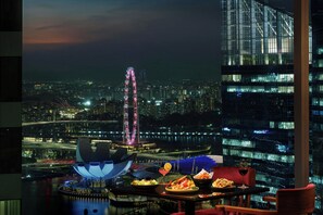 4 restaurants, breakfast, lunch, dinner served; international cuisine - The Westin Singapore (Singapore)