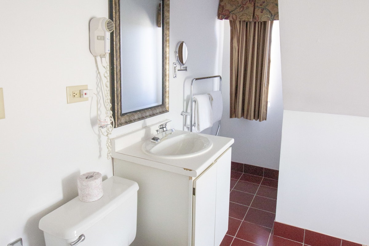 junior suite | bathroom | free toiletries, towels