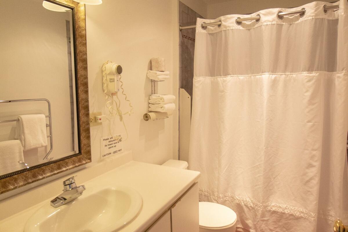 free toiletries, towels