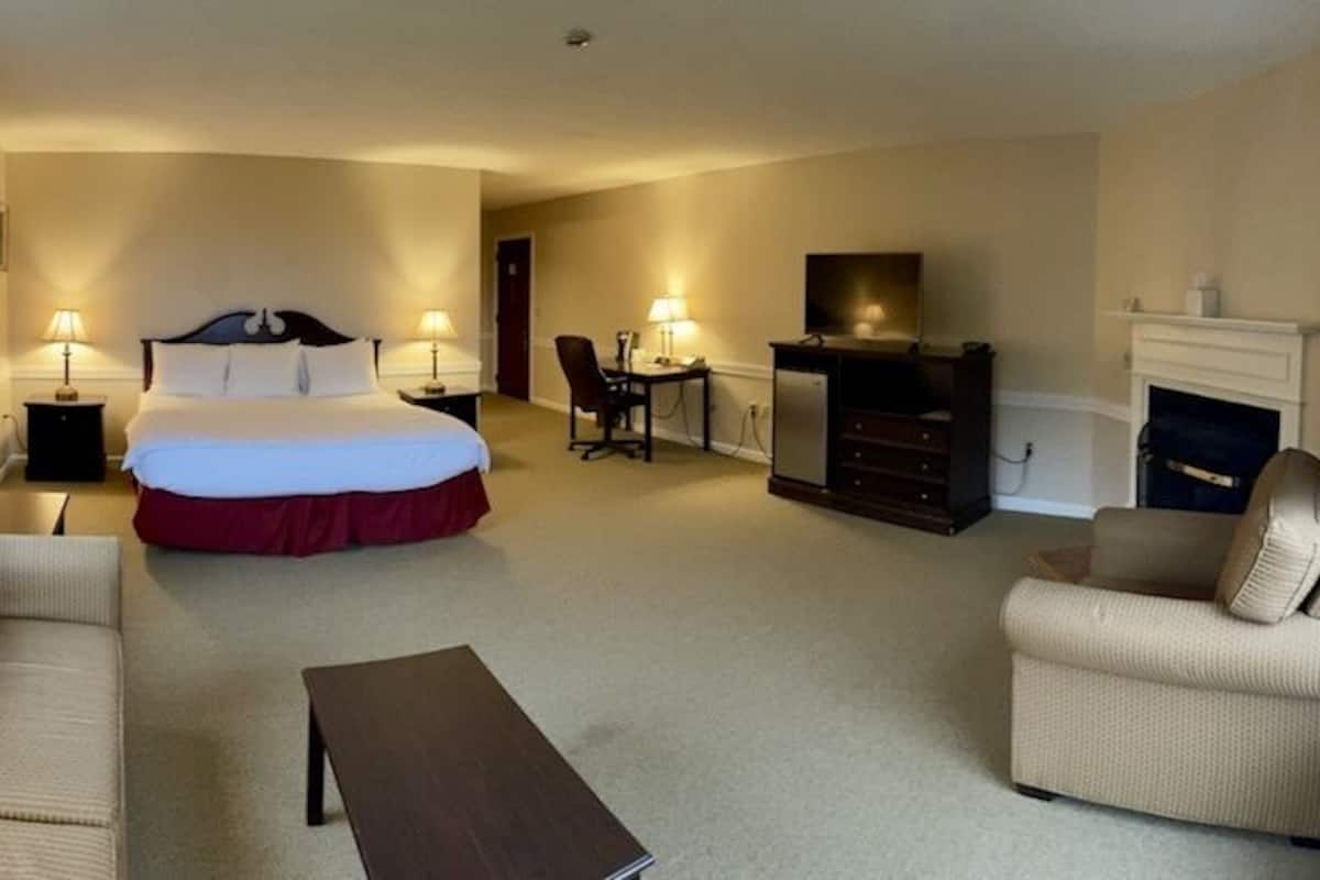 executive suite, 1 king bed | 1 bedroom, premium bedding, individually decorated