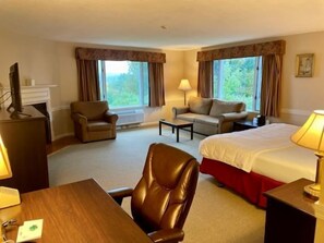 Premium bedding, individually decorated, individually furnished, desk - The Lucerne Inn (Holden)