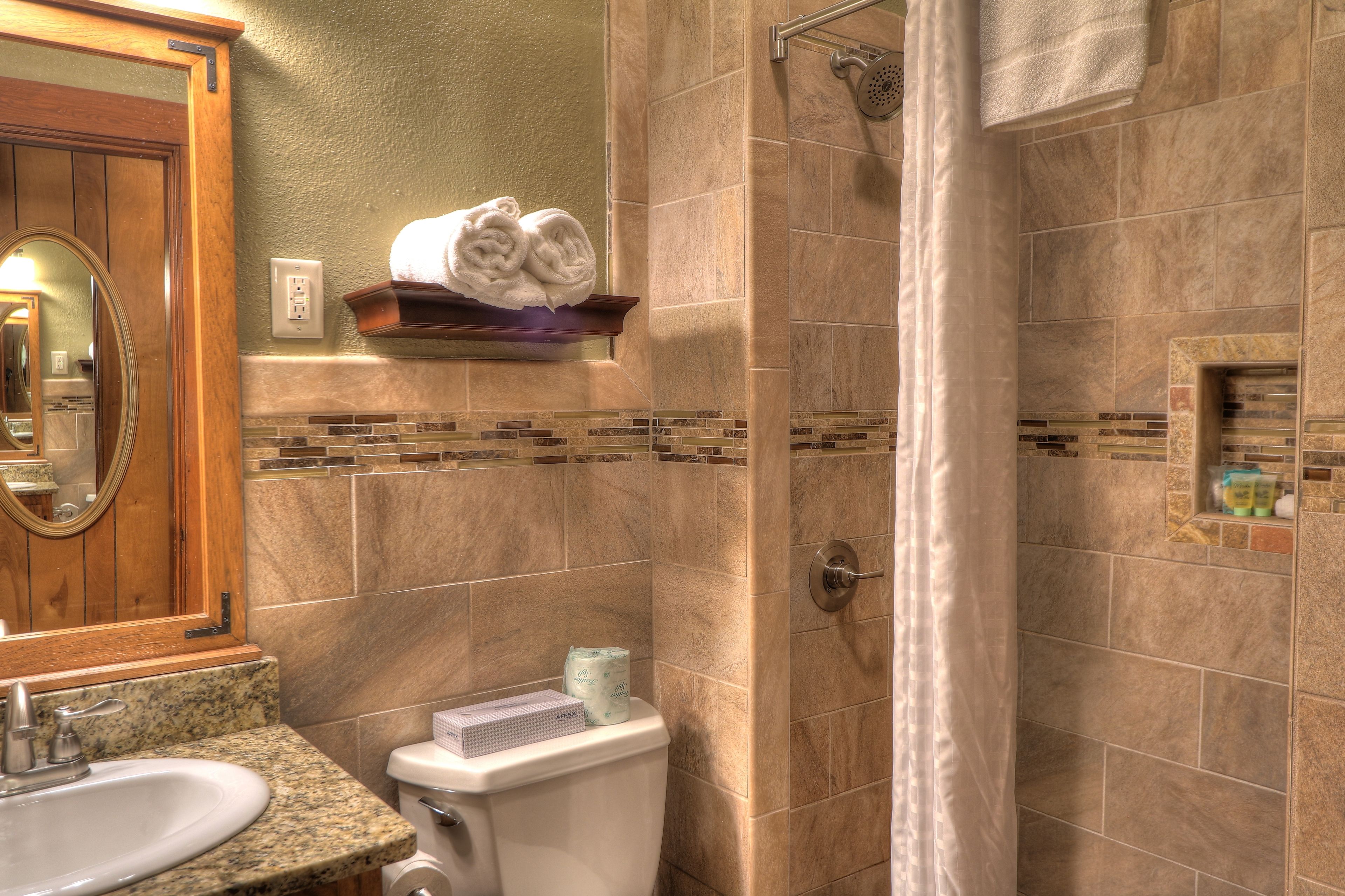 standard room, 1 king bed | bathroom | combined shower/bathtub, deep-soaking bathtub, free toiletries, towels
