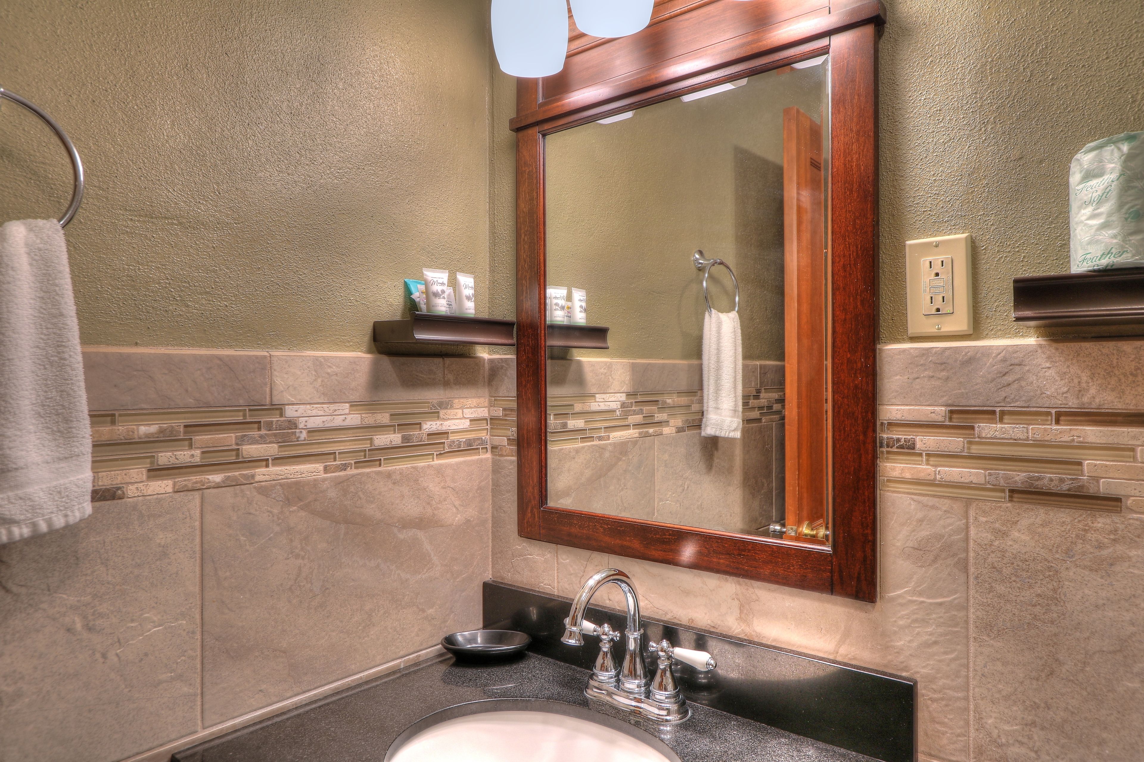 standard room, 1 double bed | bathroom | combined shower/bathtub, deep-soaking bathtub, free toiletries, towels