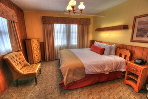 Habitación estándar, 1 cama King size y sofá cama | Ropa de cama de alta calidad y escritorio 