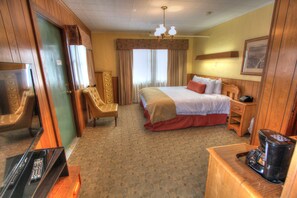 Standard Room, 1 King Bed with Sofa bed | Premium bedding, desk, iron/ironing board, free cribs/infant beds - The Historic Gatlinburg Inn (Gatlinburg)