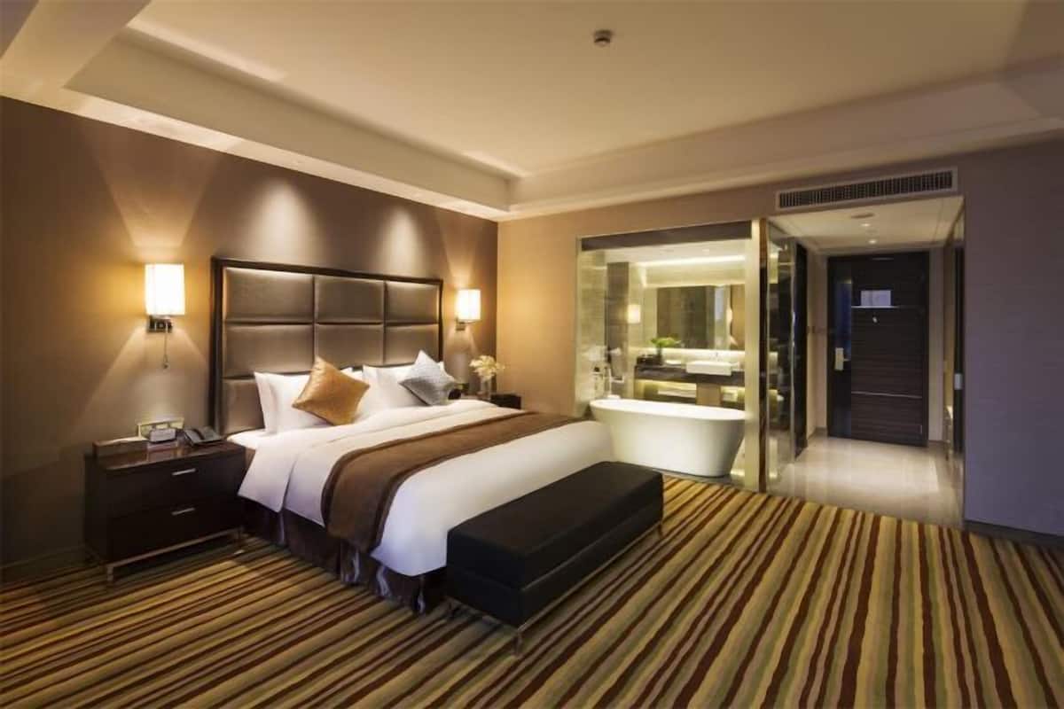 Minibar, in-room safe, desk, iron/ironing board