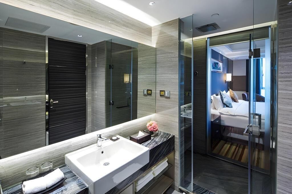 Separate tub and shower, jetted tub, hair dryer