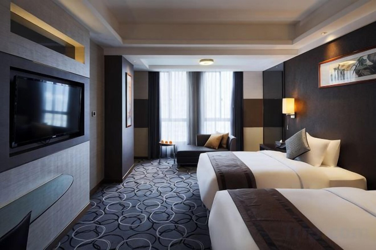 Minibar, in-room safe, desk, iron/ironing board