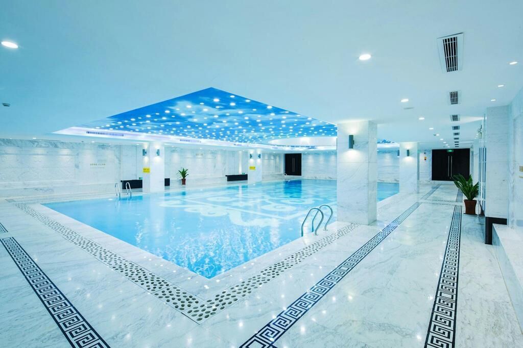 Una piscina cubierta, una piscina al aire libre