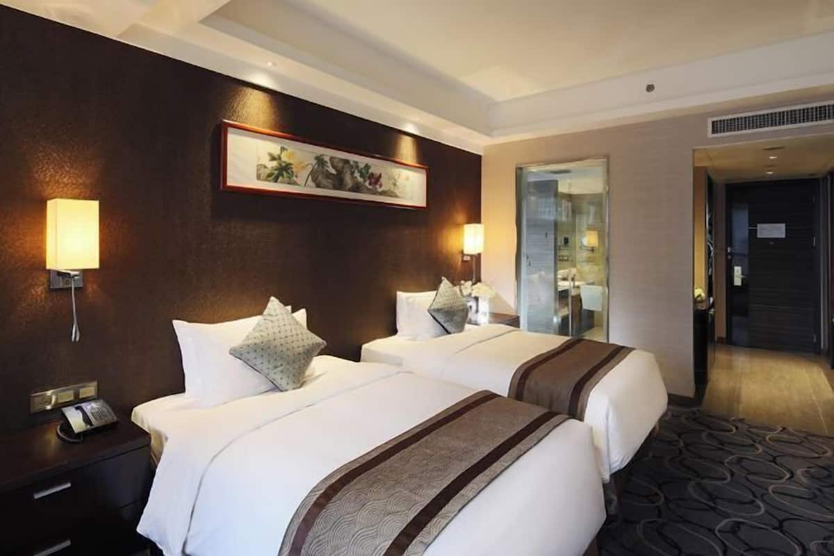 Minibar, in-room safe, desk, iron/ironing board