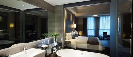 Minibar, coffres-forts dans les chambres, bureau