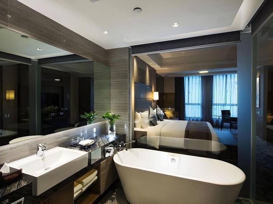 Minibar, in-room safe, desk, iron/ironing board