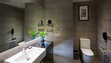 Separate bathtub and shower, jetted bath, hair dryer