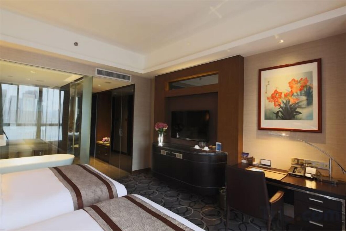 Minibar, in-room safe, desk, iron/ironing board
