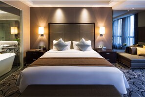 Minibar, caja de seguridad en la habitación y escritorio