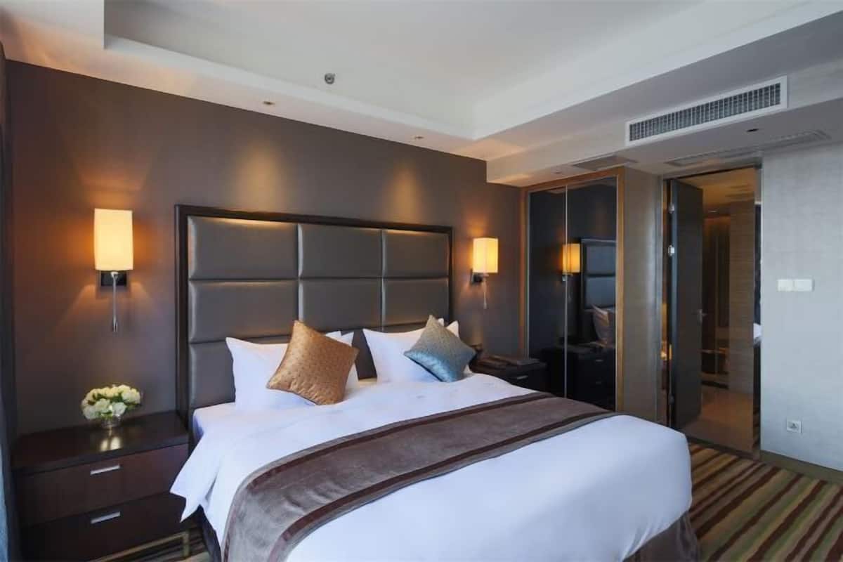 Minibar, in-room safe, desk, iron/ironing board