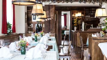 Se sirven comidas, cenas y cocina regional