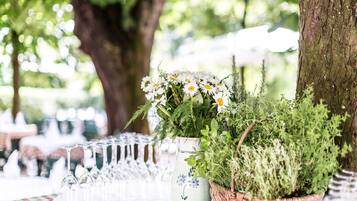 Déjeuner et dîner servis sur place