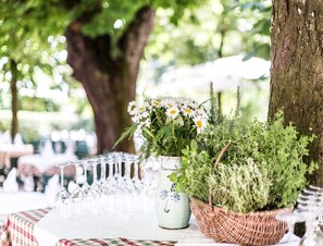 Déjeuner et dîner servis sur place, spécialités Cuisine régionale