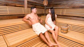 Eine Sauna mit Holzbänken und einem Holzeimer.