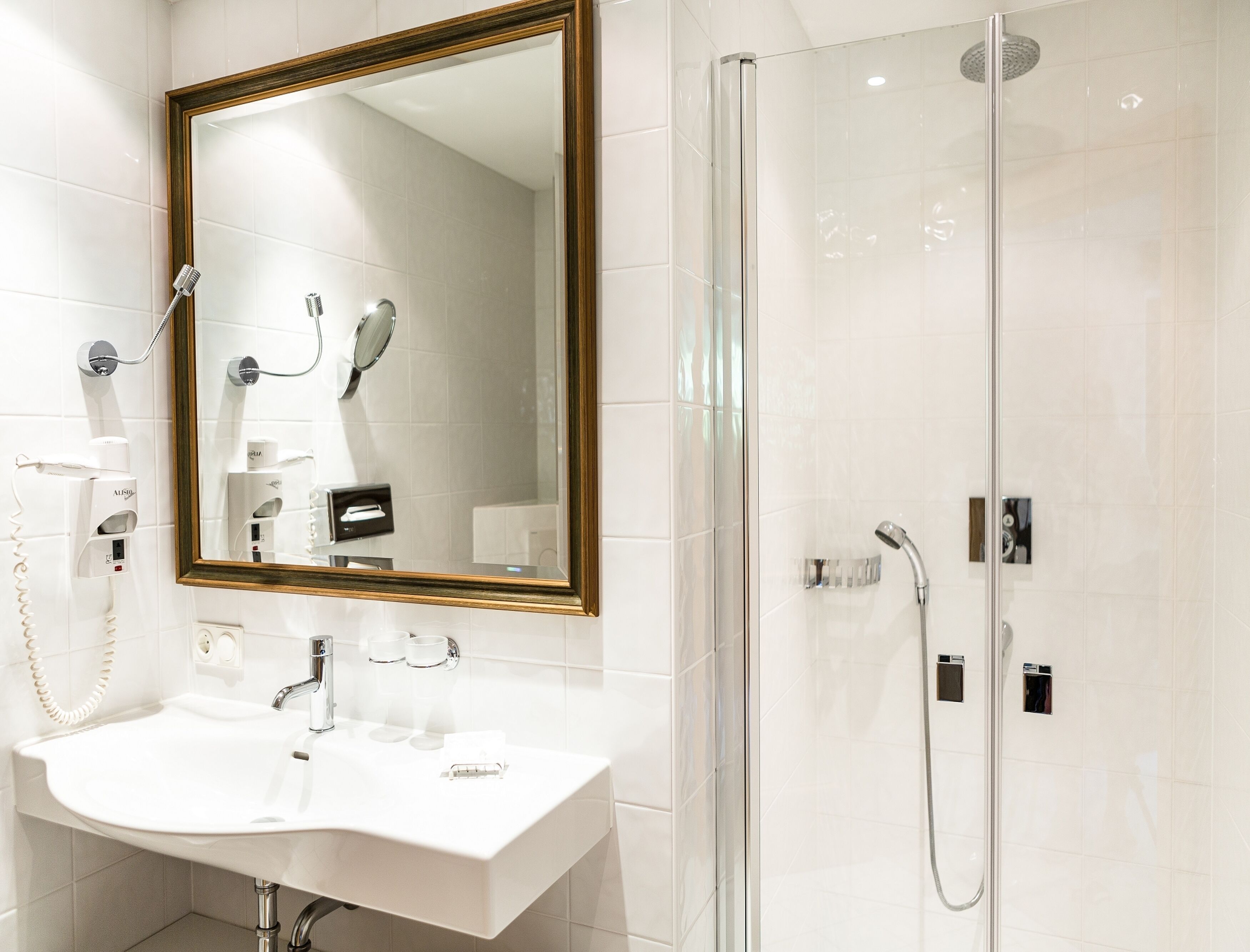 Dusche, kostenlose Toilettenartikel, Haartrockner, Bademäntel