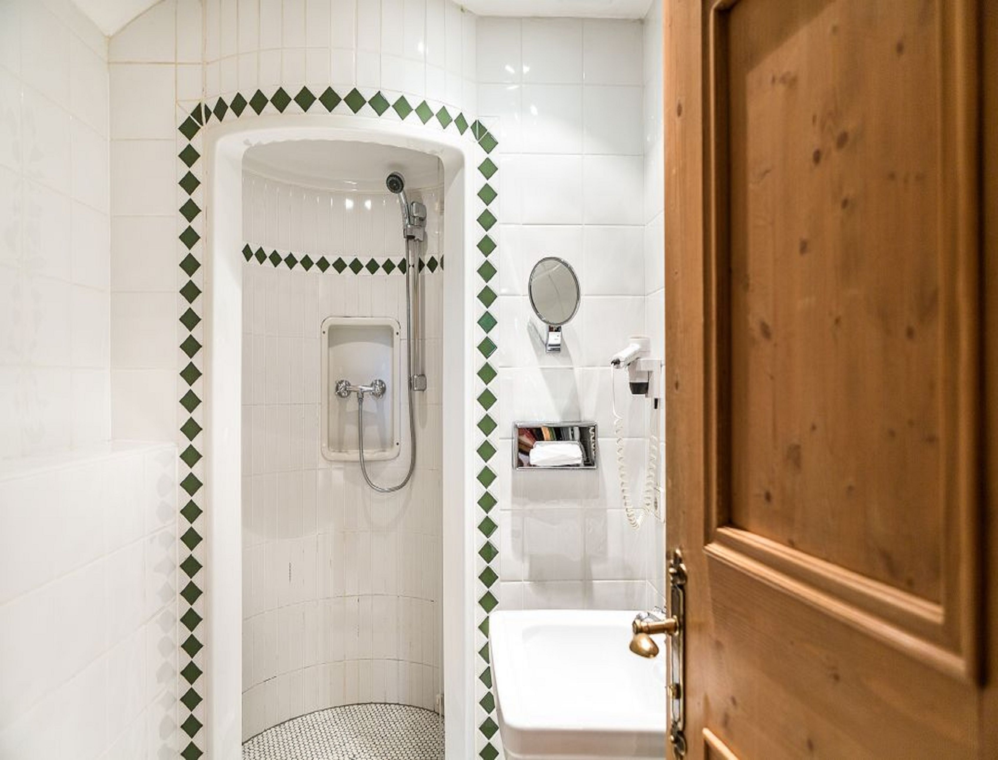 comfort single room | bathroom | shower, free toiletries, hair dryer, bathrobes