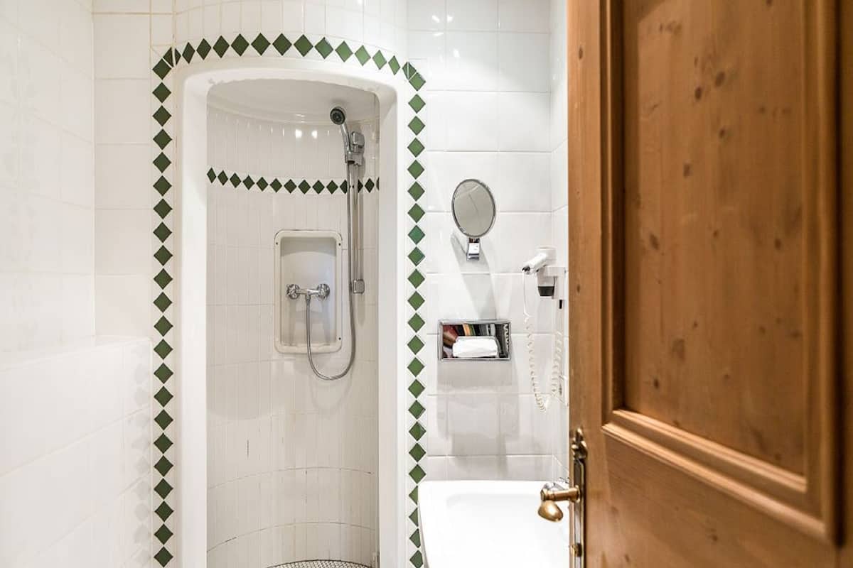 comfort single room | bathroom | shower, free toiletries, hair dryer, bathrobes