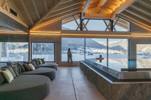 室内游泳池，室外游泳池，池畔遮阳伞，日光浴躺椅