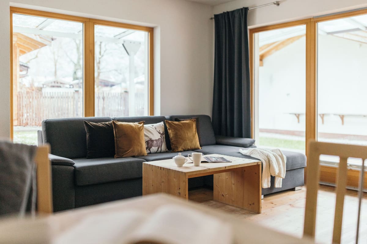 Familie appartement (Flair) | Woonruimte | Een flatscreentelevisie, een tafeltennistafel en vloerverwarming