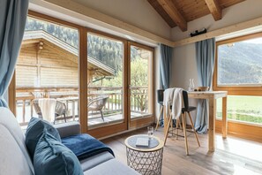 Superior Double Room, Balcony, Mountainside | Living area