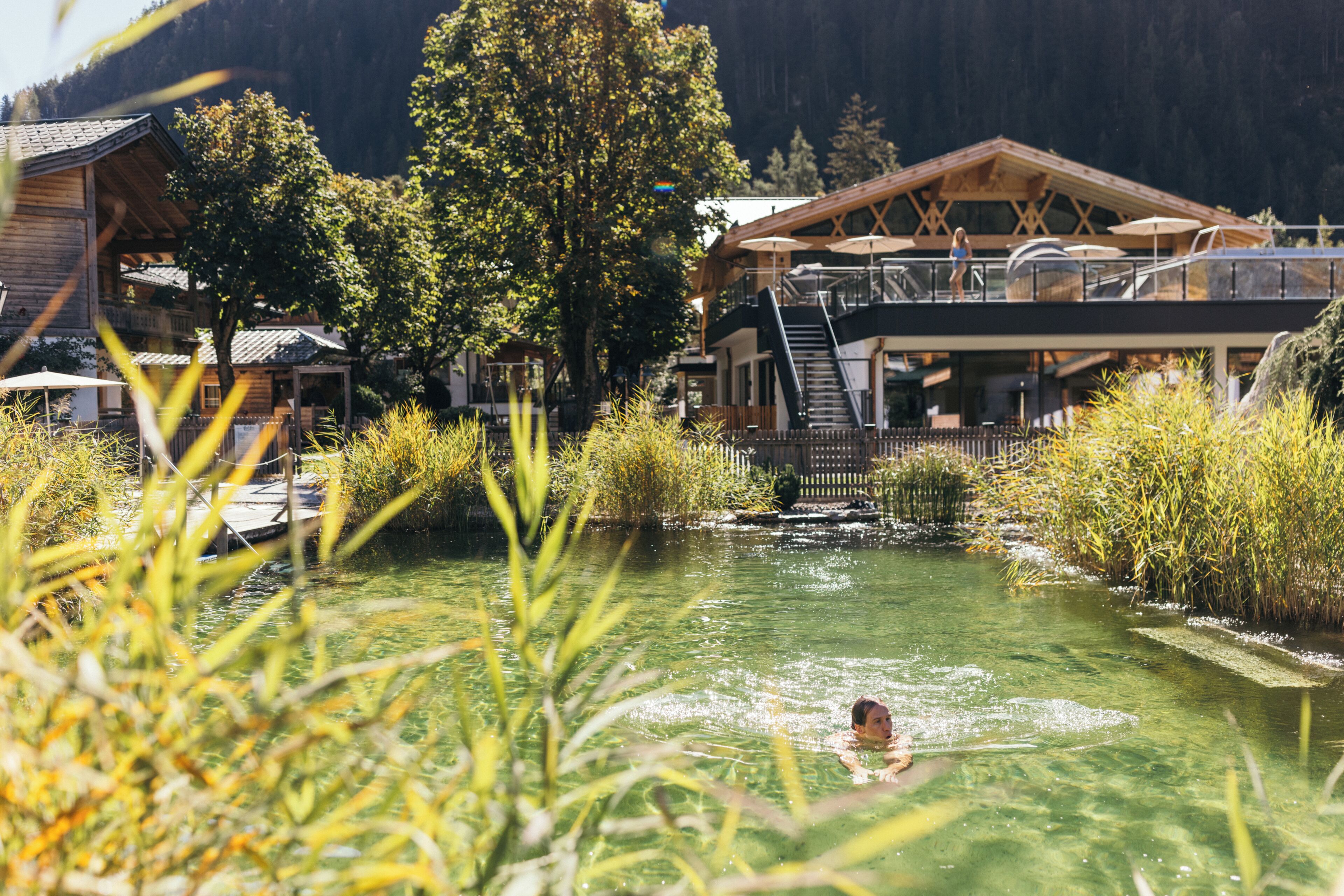 Innenpool, Außenpool, Sonnenschirme, Liegestühle