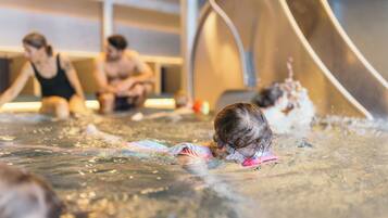 Piscine couverte, piscine extérieure, parasols de plage, chaises longues