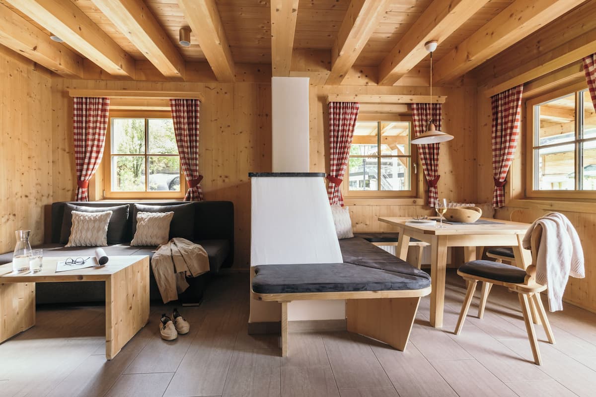 Comfort chalet, 2 slaapkamers, terras, tuin (Tiroler-Hütte Charme) | Woonruimte | Een flatscreentelevisie, een tafeltennistafel en vloerverwarming