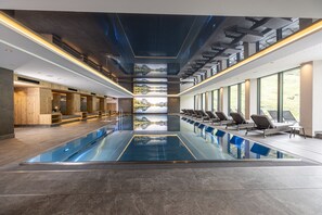 สระว่ายน้ำในร่ม, สระว่ายน้ำกลางแจ้งเปิดตามฤดูกาล