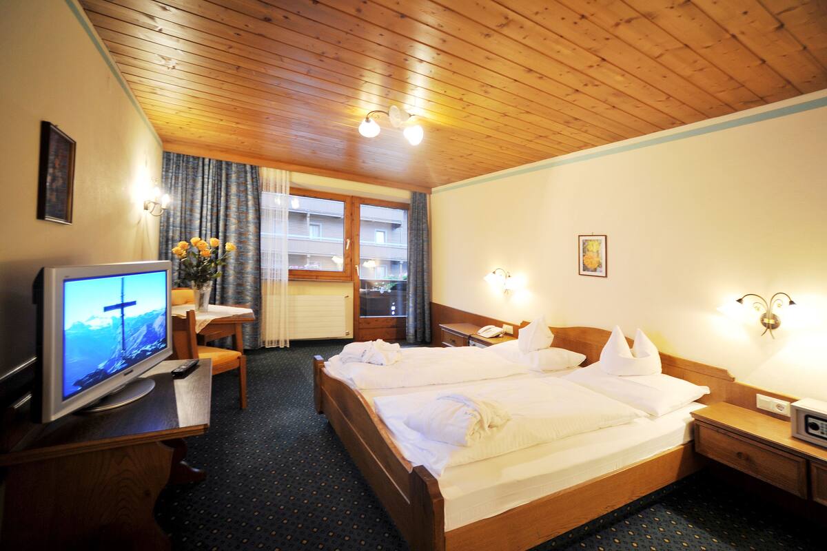 Double Room | In-room safe, WiFi (free)
