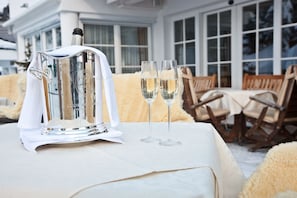 Petit déjeuner, déjeuner et dîner servis sur place