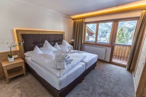 Svit Superior - 2 sovrum - balkong - utsikt mot bergen | Värdeförvaringsskåp på rummet, individuell inredning och unika möbler