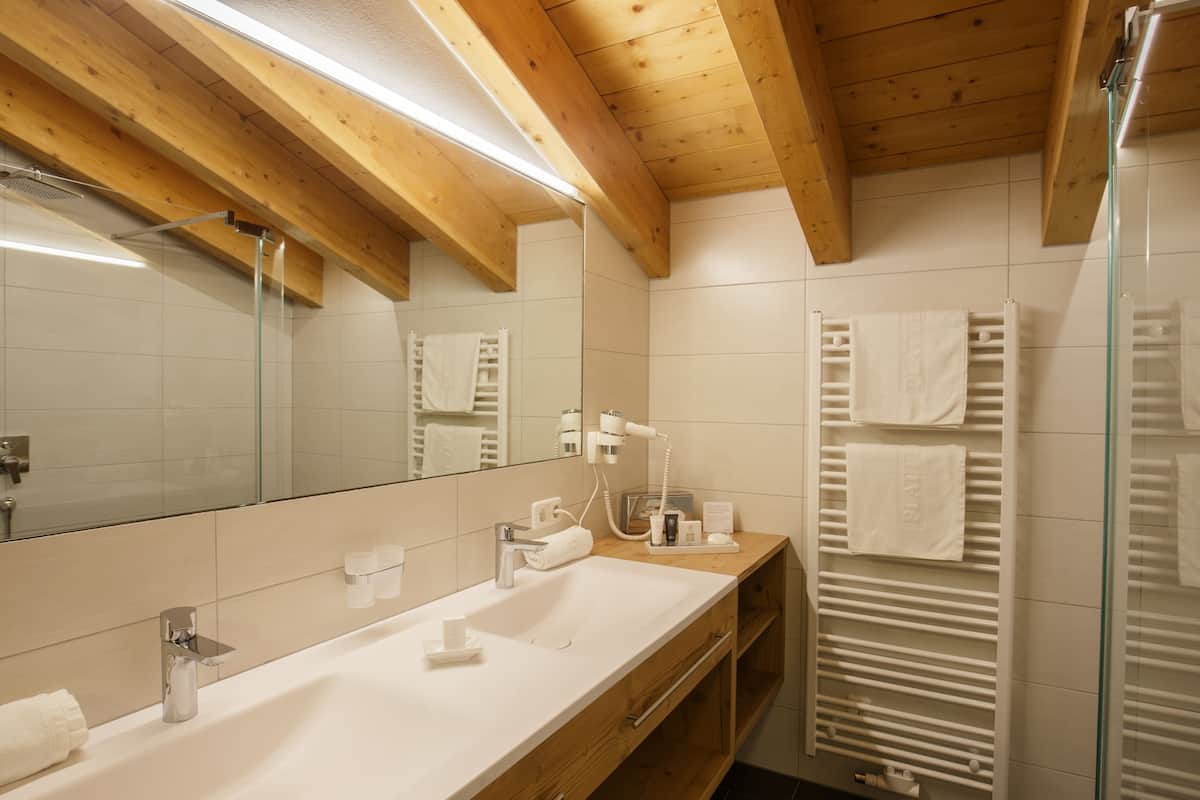 junior suite (large) | bathroom | free toiletries, hair dryer, bathrobes, slippers