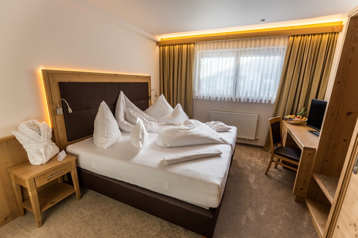 Superior Suite with Balcony, Mountain View