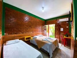 Quarto triplo standard | Wi-Fi de cortesia, roupa de cama