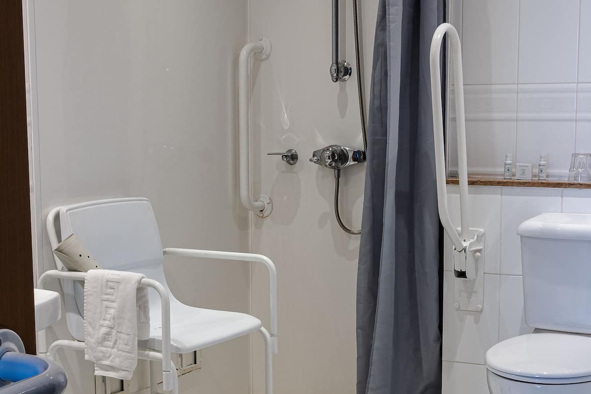 classic double or twin room, accessible | bathroom | combined shower/bathtub, free toiletries, hair dryer, bathrobes