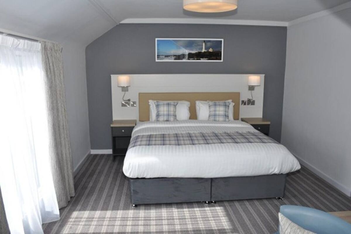 Family Suite | Desk, iron/ironing board (on request), WiFi (free), bed sheets