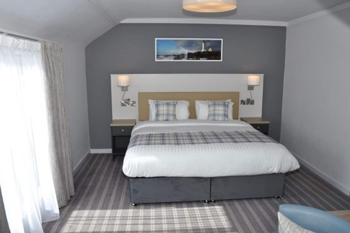 Family Suite | Desk, iron/ironing board (on request), WiFi (free), bed sheets