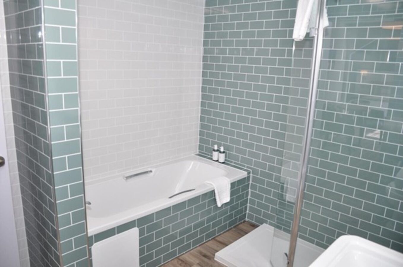 Un baño con bañera, ducha e inodoro.