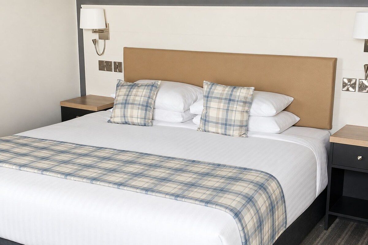 Family Suite | Desk, iron/ironing board (on request), free WiFi, bed sheets