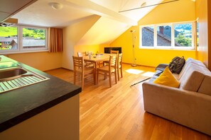 Apartamento, 2 quartos | Opções para refeição no quarto