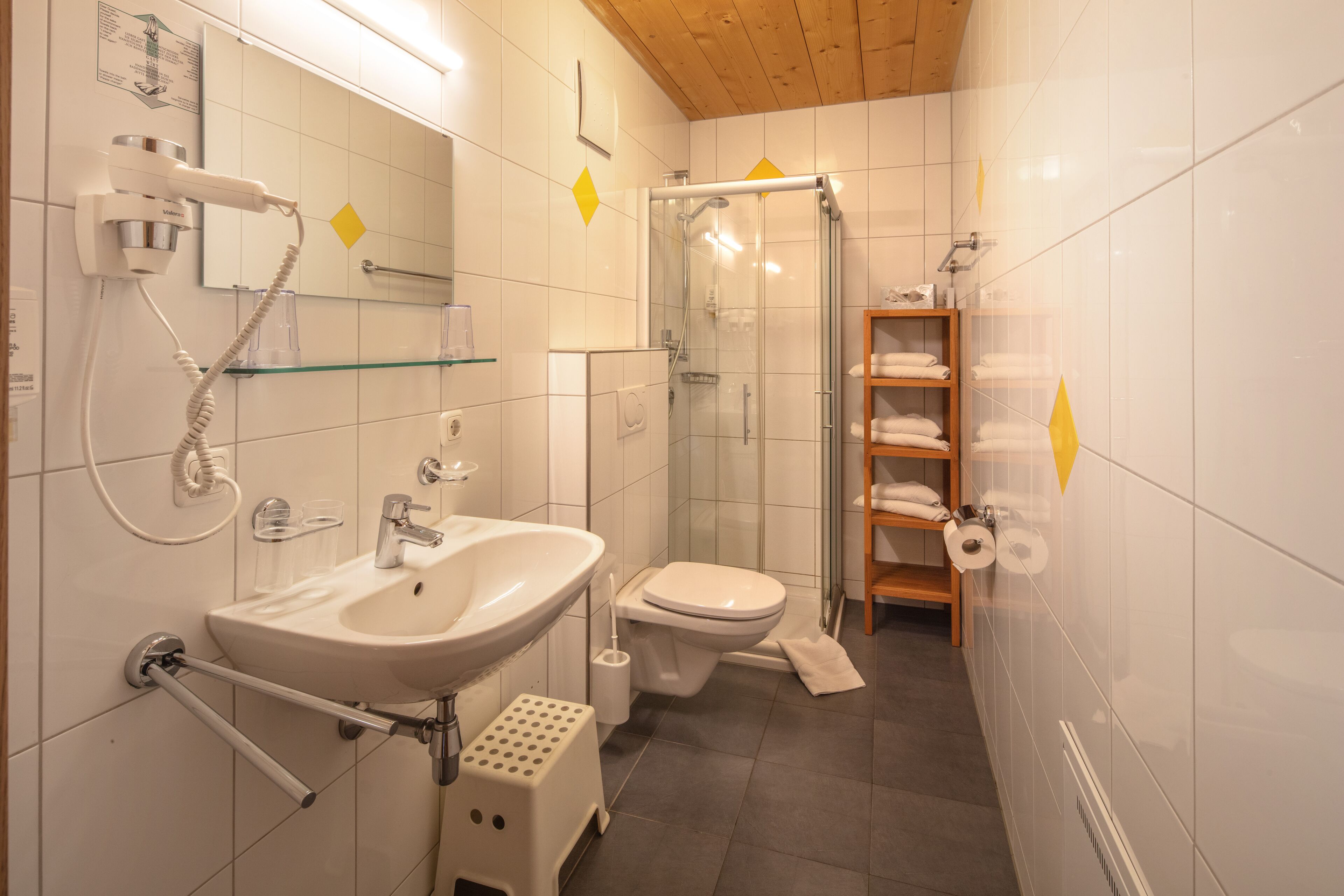 apartment, 2 bedrooms | bathroom | shower, hair dryer, bathrobes, towels